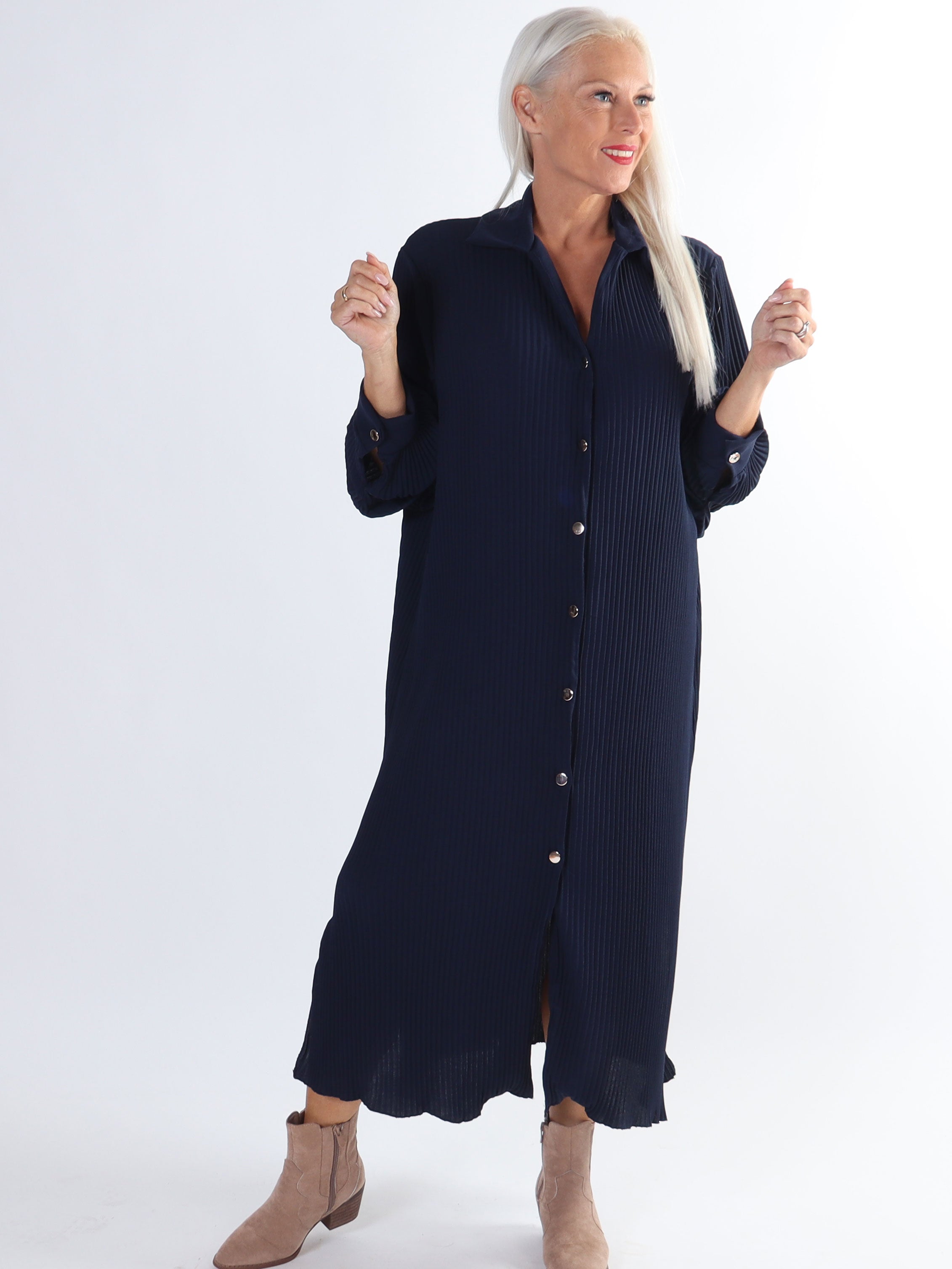 Lenora - Lang plisseret plus size kjole med knapper